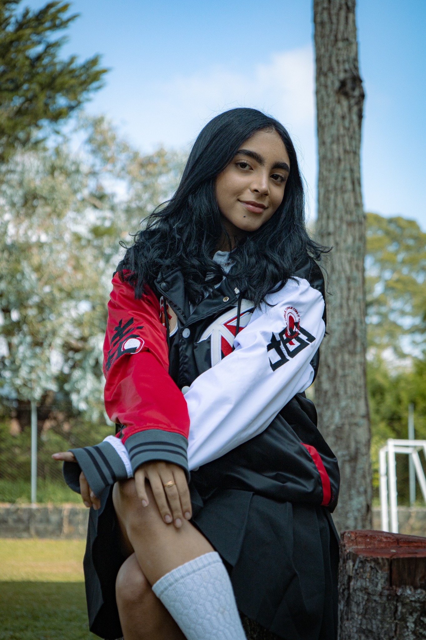 Estudiante modelando chaqueta personalizada